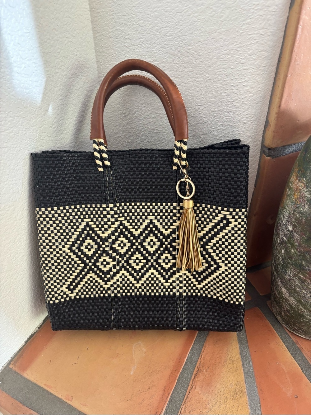 Artisan hand Woven Black & Cream Tote Bag with Leather Handles: Mexico - Picture 2 of 5